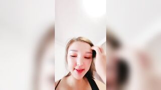 逼逼很痒的骚妇全程露脸跟好姐妹一起舔弄大鸡巴