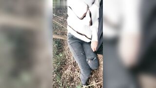 寂寞的大学生情侣，上完网课后无聊，相约到茶园野战
