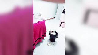 美甲店里的4P激情【上篇】全程露脸美女顾客的极致性体验，口交大一起让两大哥吃奶玩逼，各种轮草抽插淫声荡语刺激