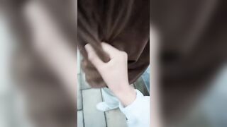 大热天打扮新人妹子，约个小哥哥带到酒店里面露脸口交，手持镜头啪啪射在外阴上