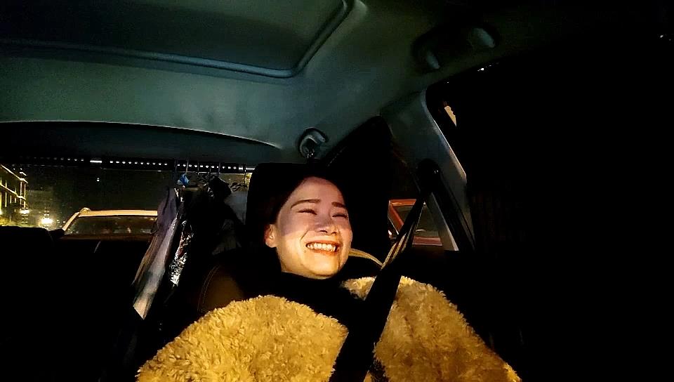 【翻车王伟哥】足浴会所撩妹，30岁的离异良家女技师，2300元约到酒店啪啪，老套路滑套，内射逼里