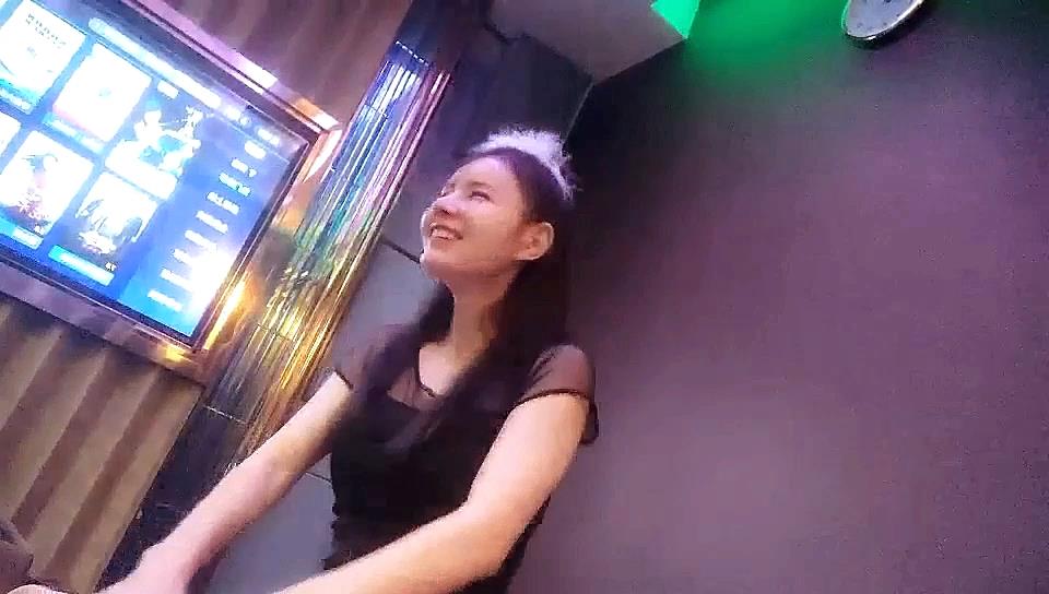 【翻车王伟哥】足浴会所撩妹，良家女技师酒店开房，2600元的网红脸，整容妹抱起来草的伟哥，气喘吁吁