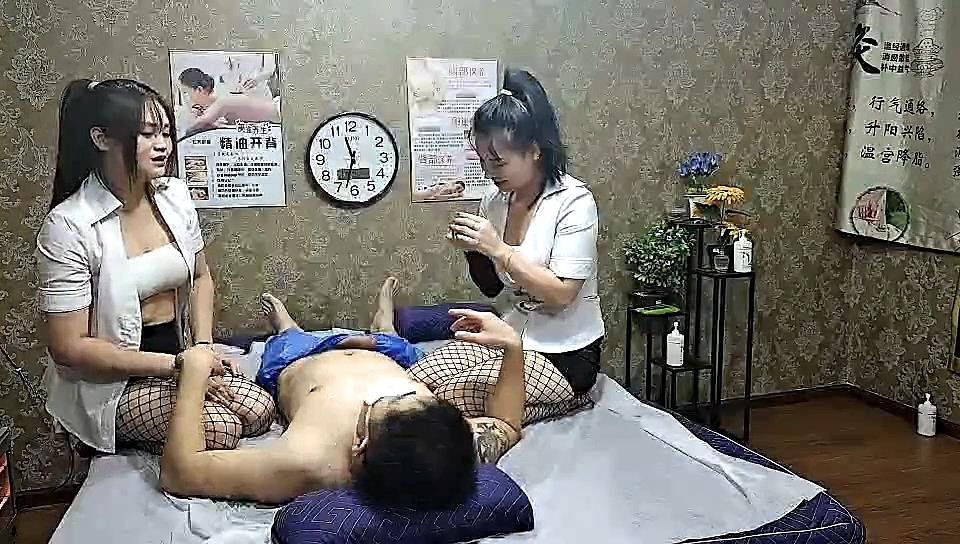 【性爱那点事】按摩店勾搭两个骚女技师玩双飞，黑丝制服诱惑淫声荡语，深喉口交胸推乳交，一边草一边抠真刺激
